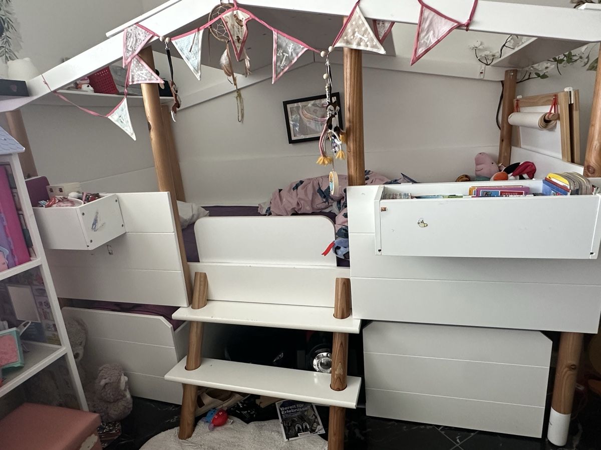 Letti: Hausbett mit Schubladen und Bücherregal – Usato da Thun venduto da Jenni220