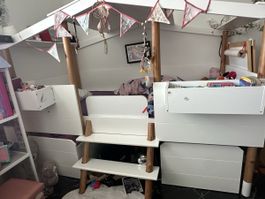 Hausbett mit Schubladen und Bücherregal