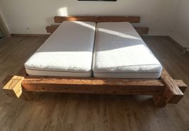 Bett-Rahmen aus Massivholzbalken