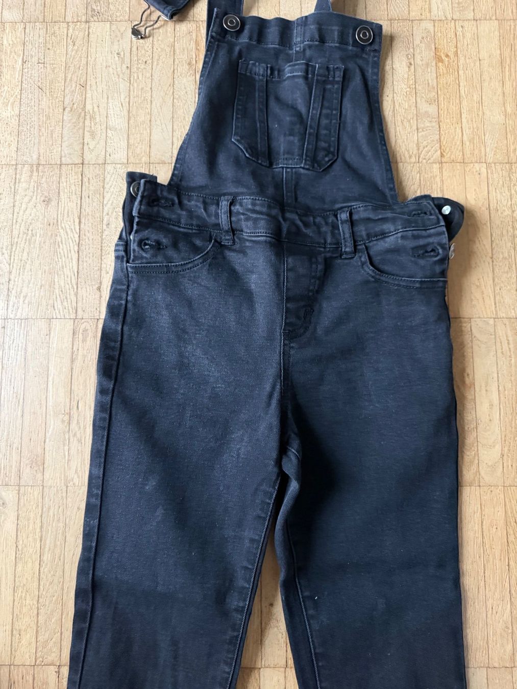 Pantaloni: Jeans-Latzhose schwarz Gr. 140 – Usato da Dällikon venduto da dahi1 4