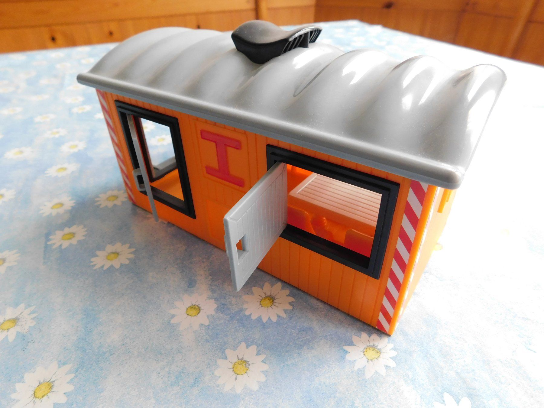 Spielzeuge: Spiel Baubaracke, Haus, Container Länge ca. 18.5 cm – Gebraucht aus Strengelbach von Wedi73 5