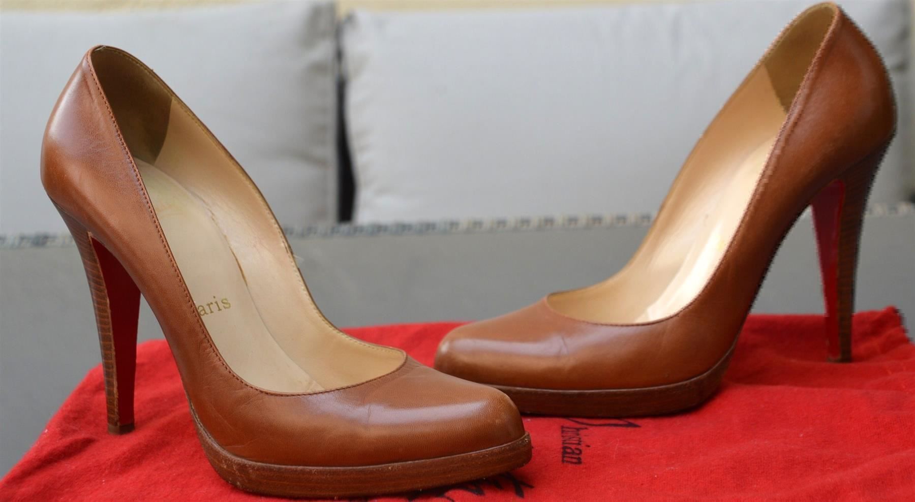 Christian Louboutin Damenschuhe: Pumps Christian Louboutin  . 38.5 – Gebraucht aus Collonges von Auganien 2