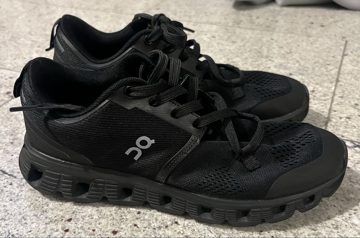On Scarpe da uomo: On Cloudrunner, All Black, Grösse 39, Top Zustand! – Usato da Uster venduto da Family_Boutique