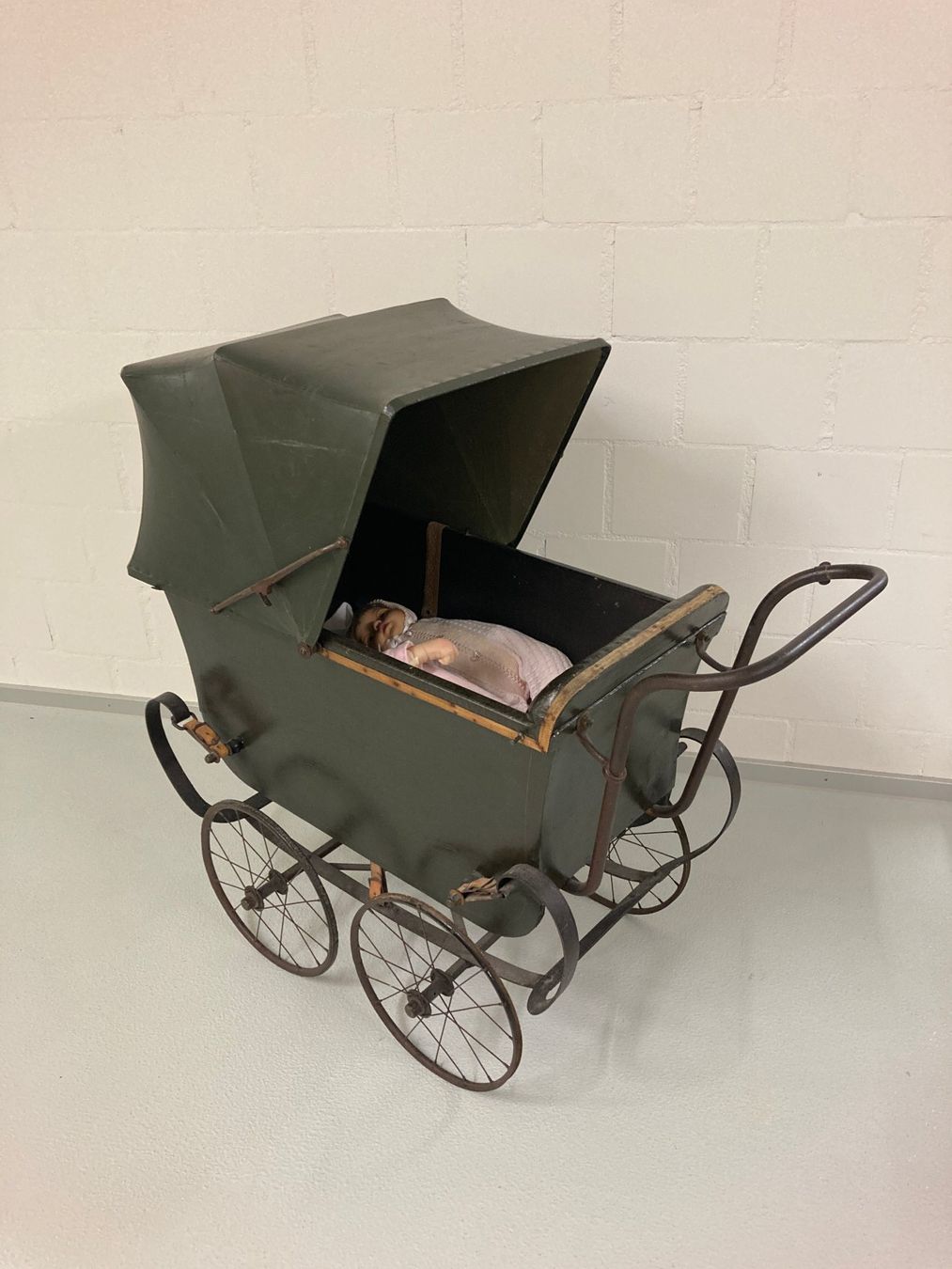 Kinderwagen: Kinderwagen grün, antik – Gebraucht aus Sachseln von abel50