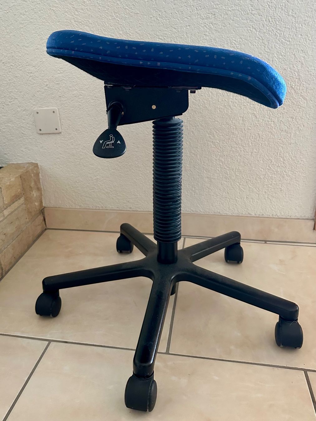 Tabourets: Anatomischer Hocker Silya blau mit Rädern Anatom Switzerland – D'occasion à Worb par Anne_711 1