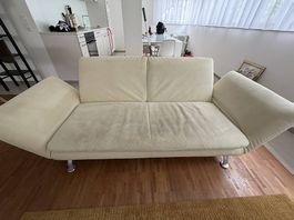 Elegantes Alcantara-Sofa mit verstellbaren Armlehnen