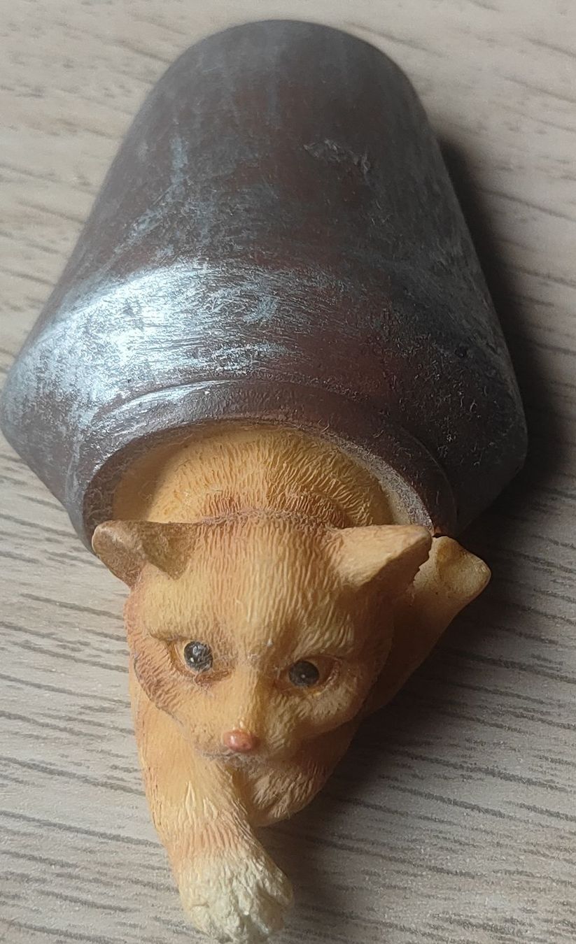 Calamite: Süsse Katze im Topf Dekofigur – Nuovo (secondo la descrizione) da Lyss venduto da Nigudasschaf