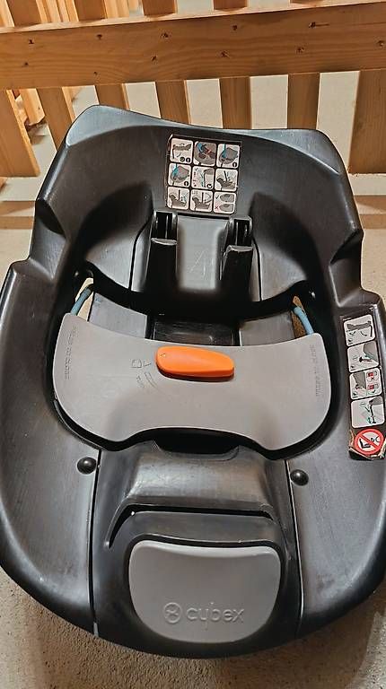 Seggiolini per auto: Cybex Aton Babyschale mit ISOfix Basis – Usato da Bonstetten venduto da thethreecats