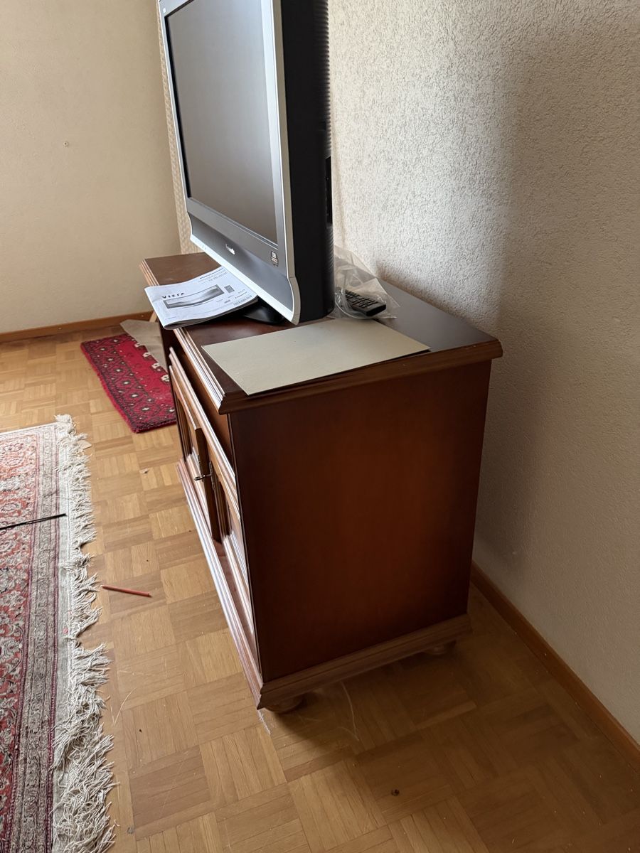 Mobili TV: Antikes TV-Möbel Holz massiv ca.100cm breit – Usato da Grünen venduto da Padoxen 2