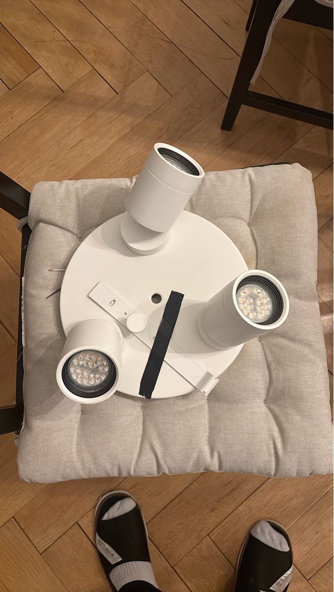 Lampadari & plafoniere: Stylish White LED Spotlight - Modern Lighting Solution! – Usato da Baden venduto da David_Baden