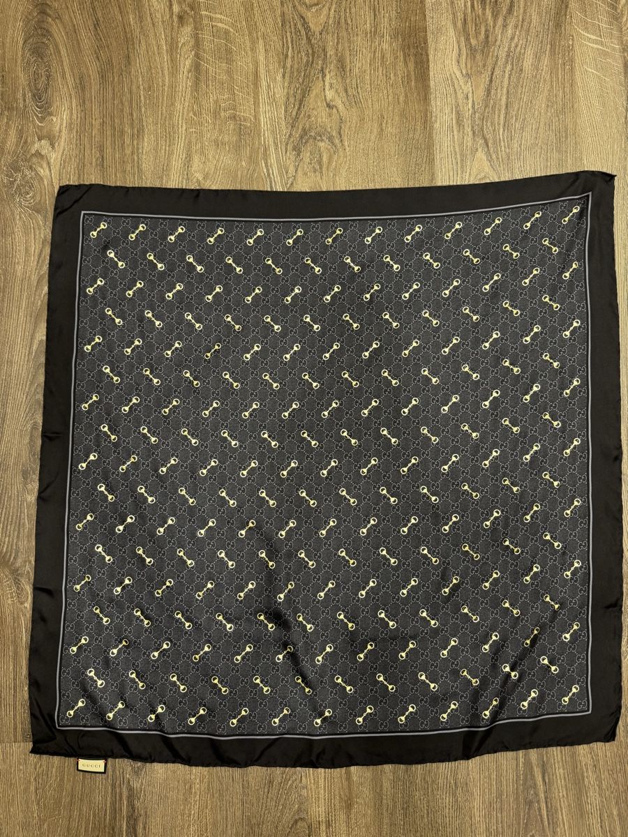 Gucci Foulards & écharpes: GUCCI Scarf Logo Pattern Silk,black, new 90cm – Neuf (Voir description) à Thonex par Lux_brands01 4