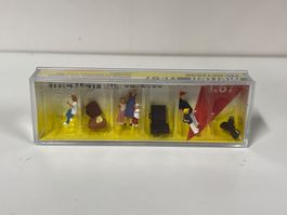 Merten 0212539 Wartende mit Gepäck H0