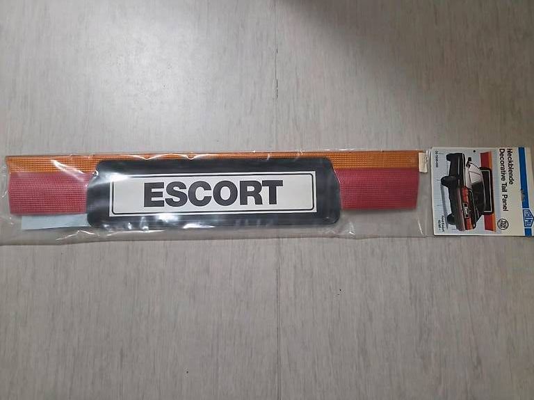 Ford Alle Autoersatzteile: Heckblende Ford Escort Neu originalverpackt – Gebraucht aus Bern von bieter-1 1