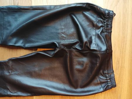 Pantaloni in pelle / Lederhose / Pantalon en cuir