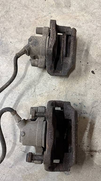 Tutti pezzi di ricambio auto: BMW E30 Bremssättel VA – Usato da Burgdorf venduto da NoQuestions 2