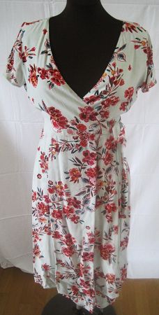 Romantisches Wickelkleid mit Blumenprint & Volants Gr. M/L