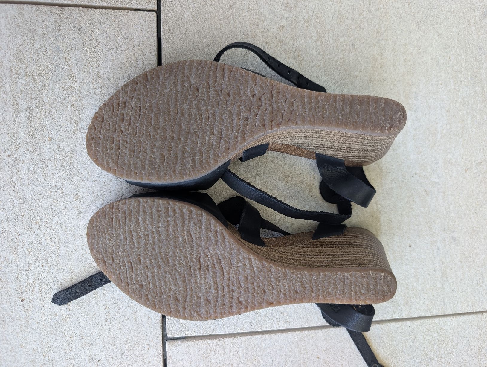 Scarpe da donna: Black leather wedge sandals with ankle straps – Usato da Lachen SZ venduto da joa_rf9n 3