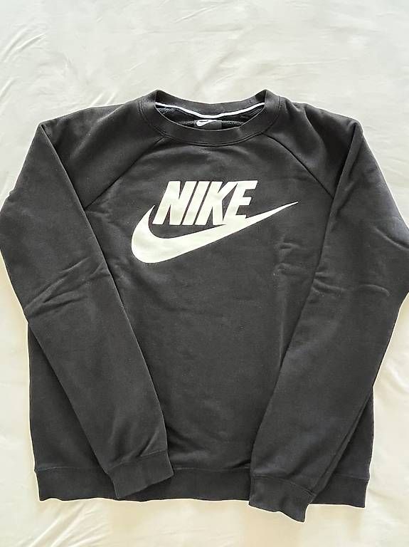 Lotti di vestiti: Ensemble Nike (pull en M et short en XS) – Usato da Chavannes-des-Bois venduto da dvergani