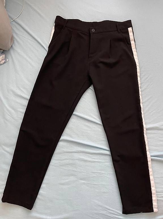 Pantaloni: Schwarze Stoffhose mit Seitenstreifen Gr. M – Nuovo (secondo la descrizione) da Oftringen venduto da Kad.Ha