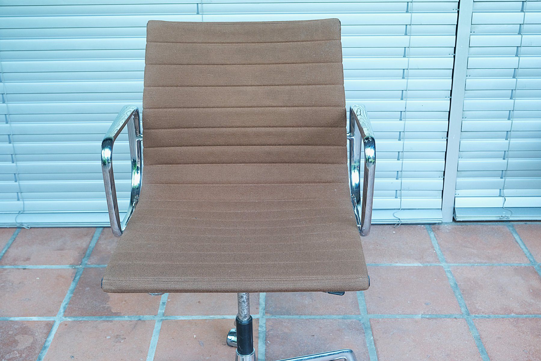 Eames Poltrone: Vitra Eames Aluminium Office Chair EA 117 – Difettoso da Bern venduto da secondchoice 1