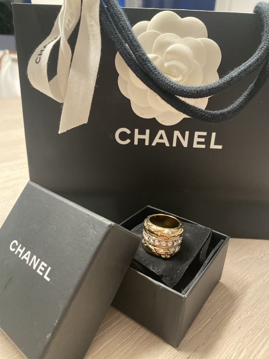 Chanel Anelli: Chanel Ring Gold mit Strass Gr. 51,52 – Usato da Minusio venduto da steffanie82 1