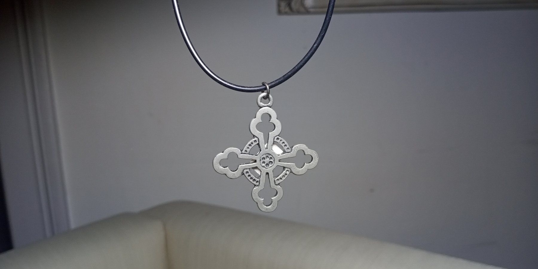 Catenine: Collier style gothique avec pendantif croix – Usato da Montreux venduto da Art_et_antiquites 2