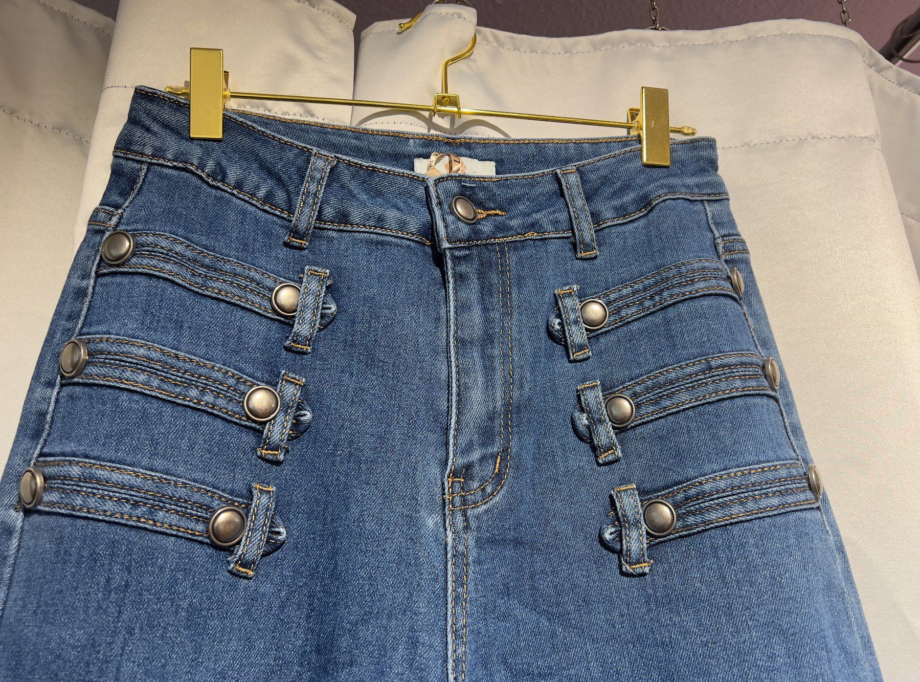 Jeans: Weitgeschnittene Jeans mit Knöpfen – Nuovo e nell'imballaggio originale da Zürich venduto da Naebeli 3