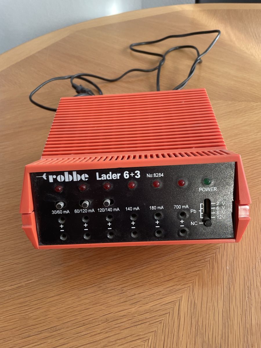 Robbe Batterie, Caricabatterie & Alimentatori: Robbe Ladegerät 6+3 (8284) – Usato da Lyss venduto da Innaja
