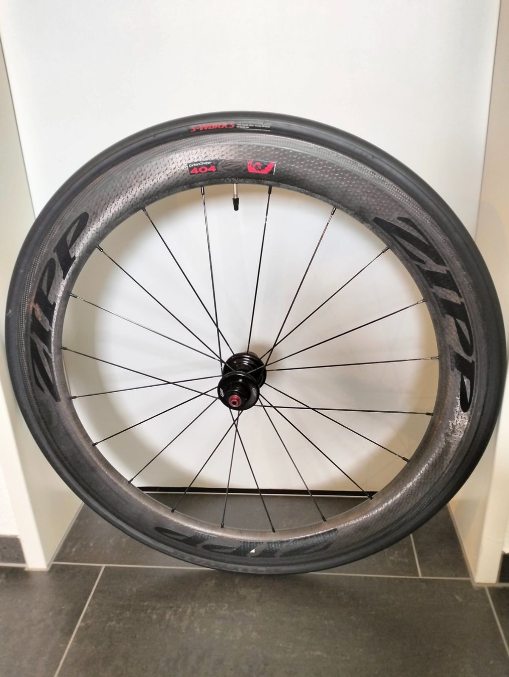 Zipp Pezzi di ricambio: Zipp 404 Firecrest Hinterrad (Defekt) – Difettoso da Uster venduto da KarlZH 4