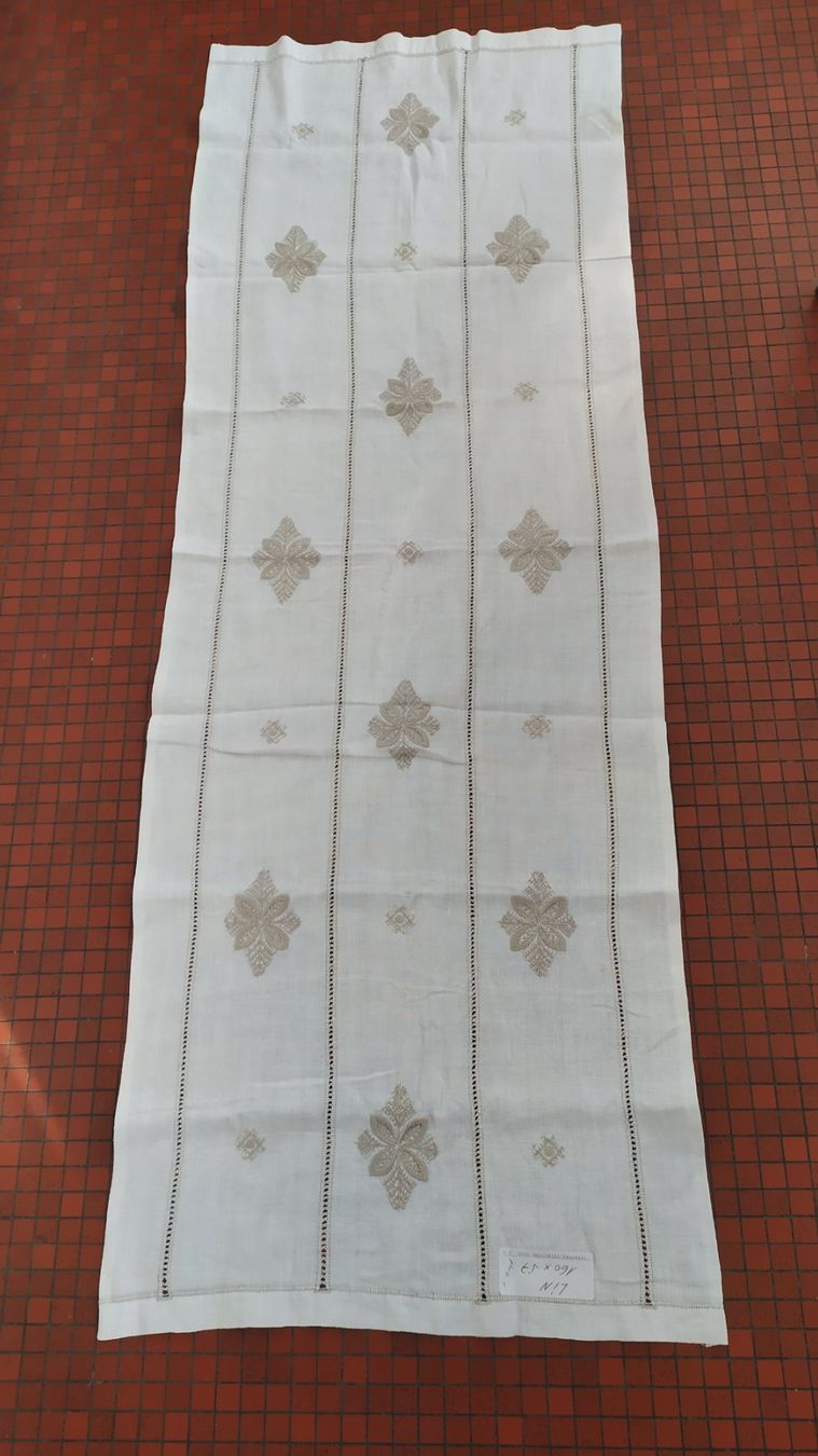Altra biancheria da tavola: Chemin de table avec broderie – Usato da Chezard St-Martin venduto da Loucail