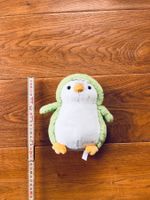 Kuscheltier Pinguin im Dinomantel