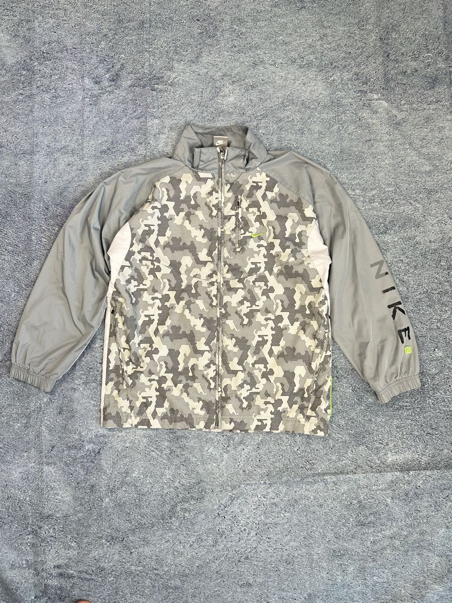 Nike Vestes: Nike Jacke Grau/Weiss Muster. – D'occasion à Luzern par 041Vintage