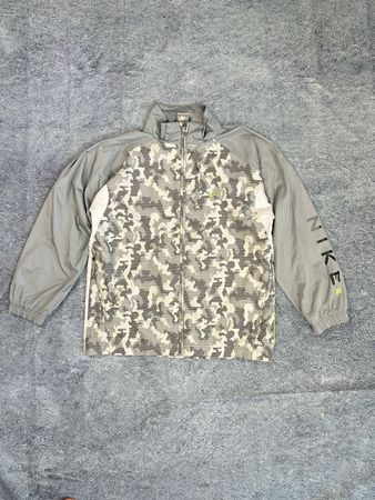 Nike Jacke Grau/Weiss Muster.