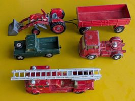 Lot von 5 Teilen Spielzeugautos, Traktor, Feuerwehr etc.