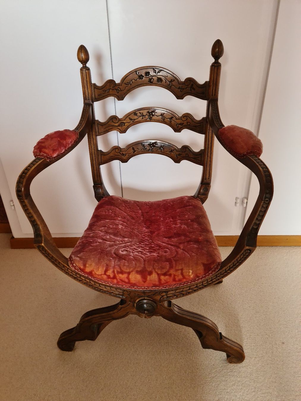 Chaises: petite chaise type renaissance – D'occasion à Rolle par flo2906