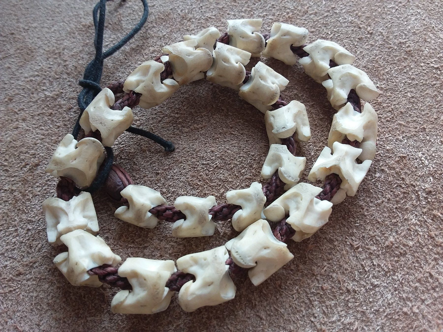 Catenine: Halskette Collier aus Schlangen Wirbelsäule/Knochen – Usato da Zürich venduto da helsan 1