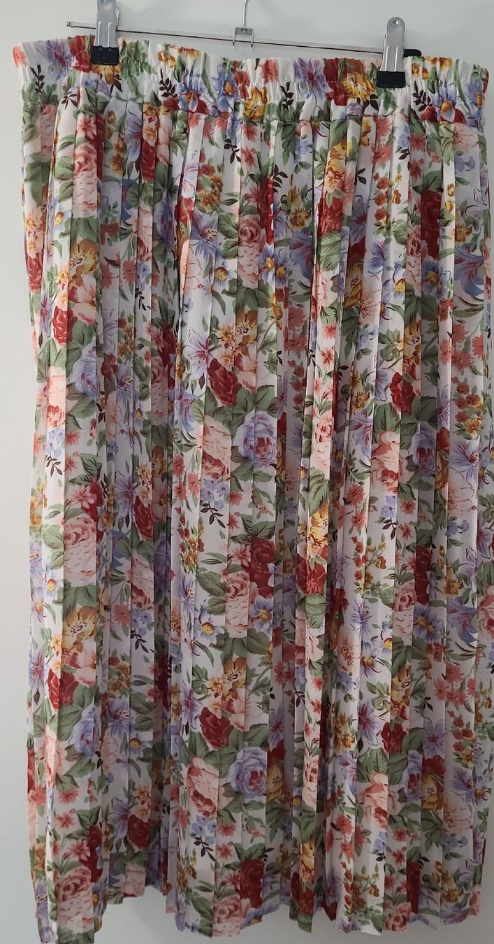 Jupes: Blumenrock Vintage Gr. 44 – D'occasion à Wetzikon ZH par Tabi91