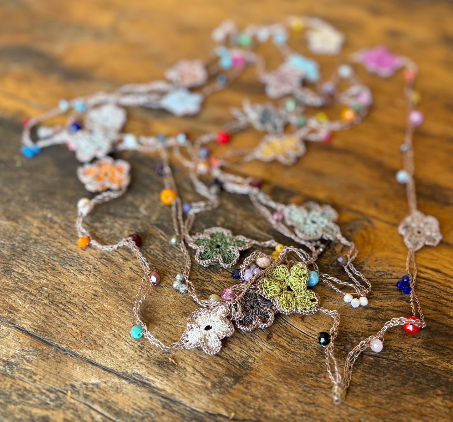 Colliers: COLLIER "FLEURS" HANDMADE!! MULTICOLOR – Neuf avec emballage d'origine à Locarno par NicoNion