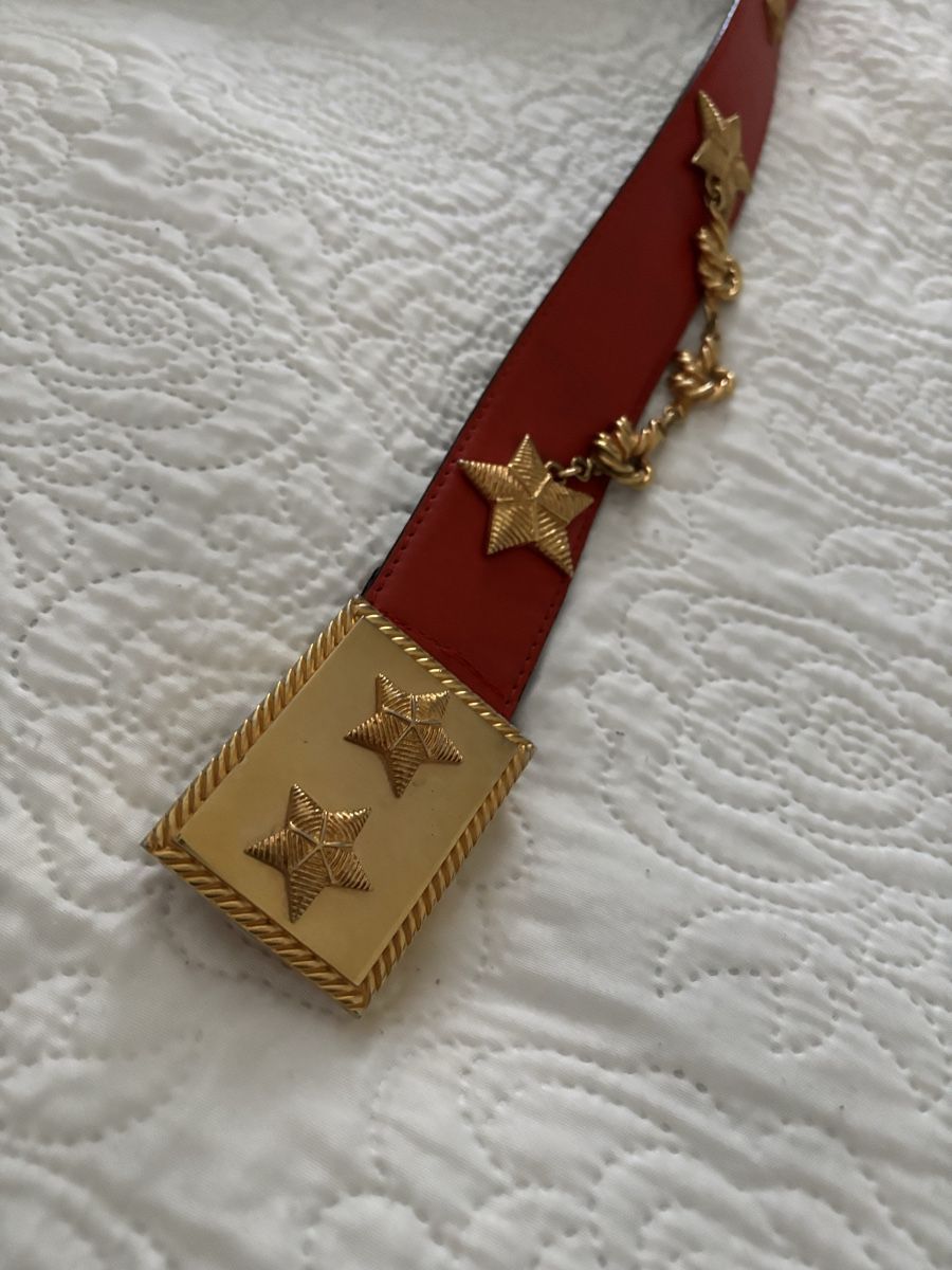Escada Cinture: Escada Red Leather Belt w/ Stars & Chains – Usato da Buchrain venduto da Mr.Kim 7