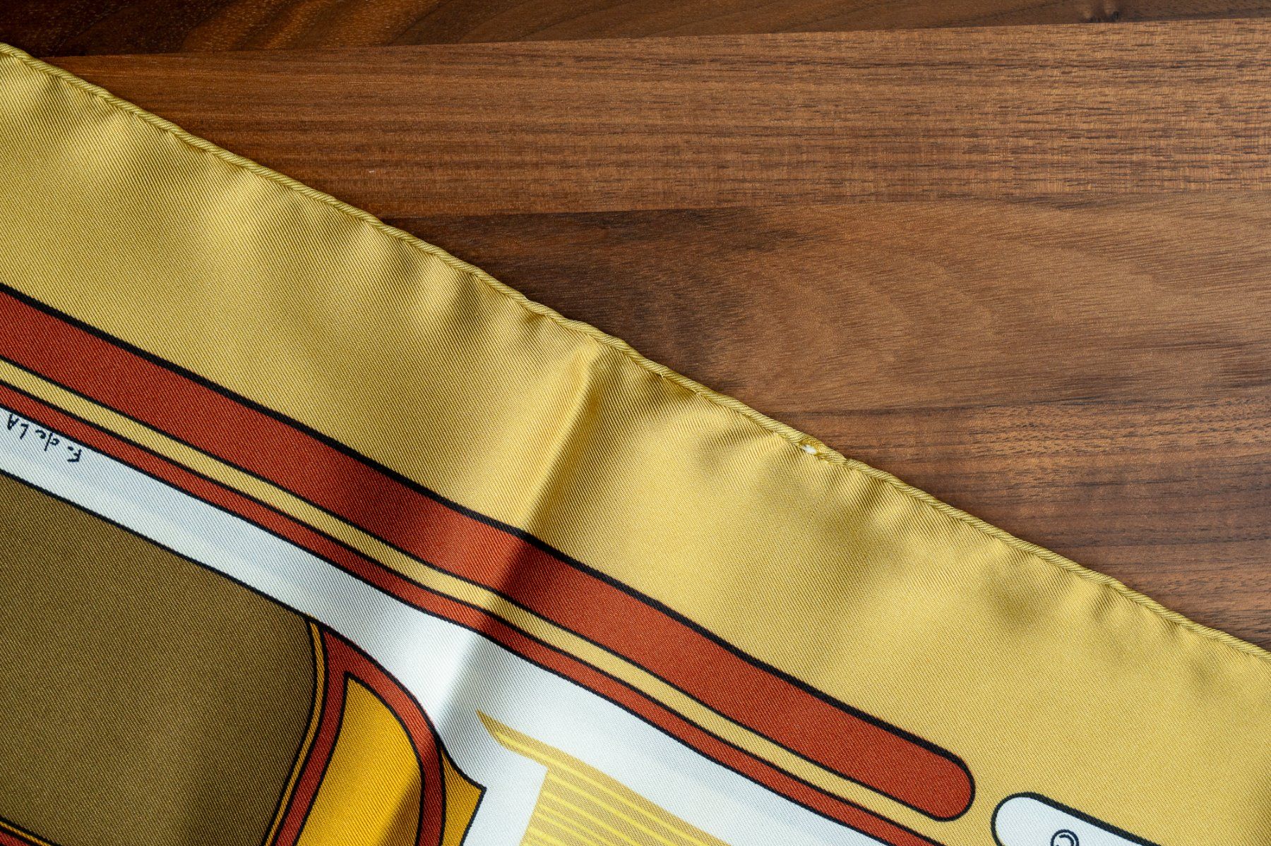Hermès Foulard & Sciarpe: Carré Hermes "Les Coupes" Soie Jaune doré – Usato da Vevey venduto da Manicky 4