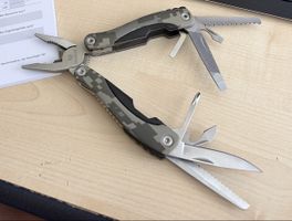 Multitool Camping Werkzeug Zange Messer Säge neuwertig