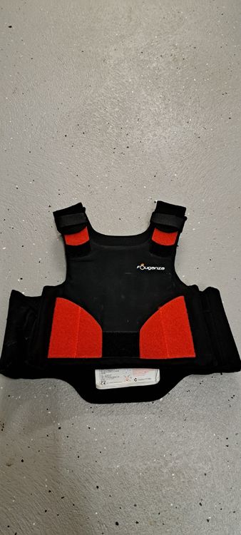 Decathlon Protections: Reitweste Rückenpanzer Fouganza schwarz/rot Grösse 140 – D'occasion à Cham par Tschaerli