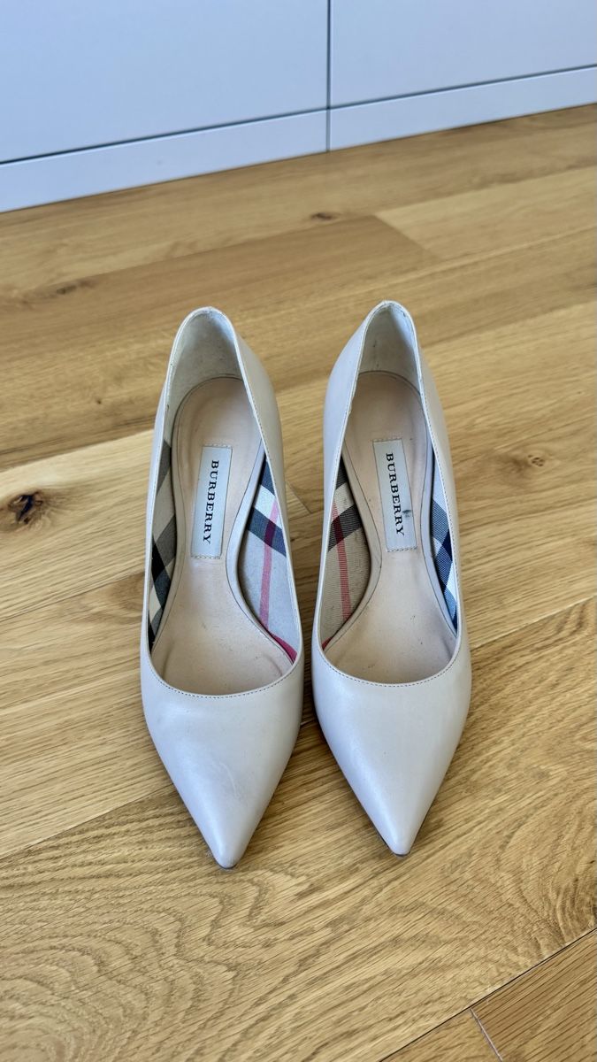 Burberry Scarpe da donna: Chic Burberry Heels - Size 38.5 - Timeless Style! – Usato da Dübendorf venduto da Pink.Blue 1