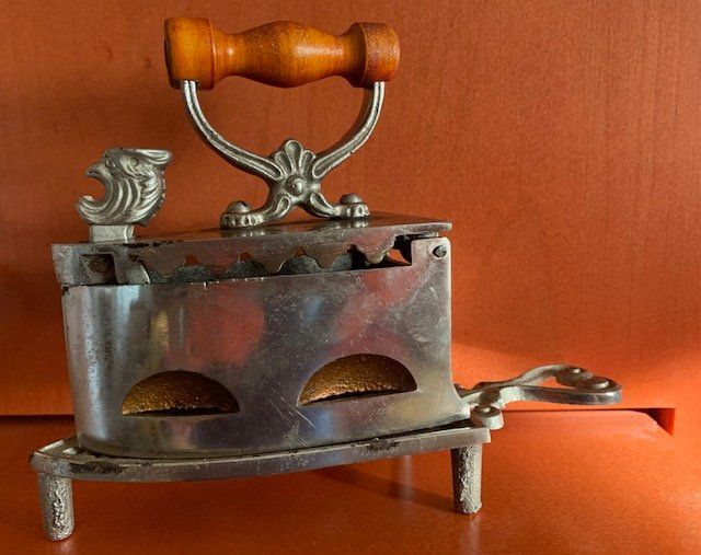 Ferri da stiro: Antikes, kleines Kohle Bügeleisen - ca. 1920 oder älter – Usato da Gundetswil venduto da Egro100 1