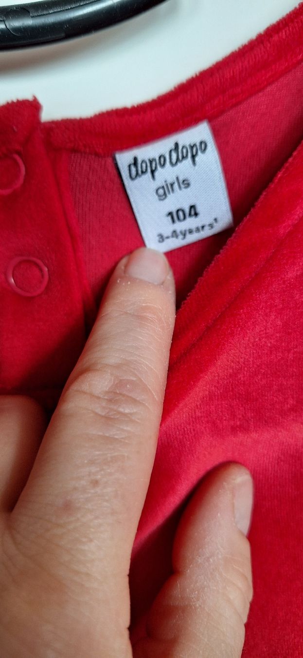 Vestiti & Gonne: Rotes Samtkleid Gr. 104 – Usato da Oberägeri venduto da Runningiceman 4
