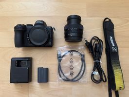 Nikon Z5 Vollformatkamera mit NIKKOR Z 24–50mm Kit-Objektiv