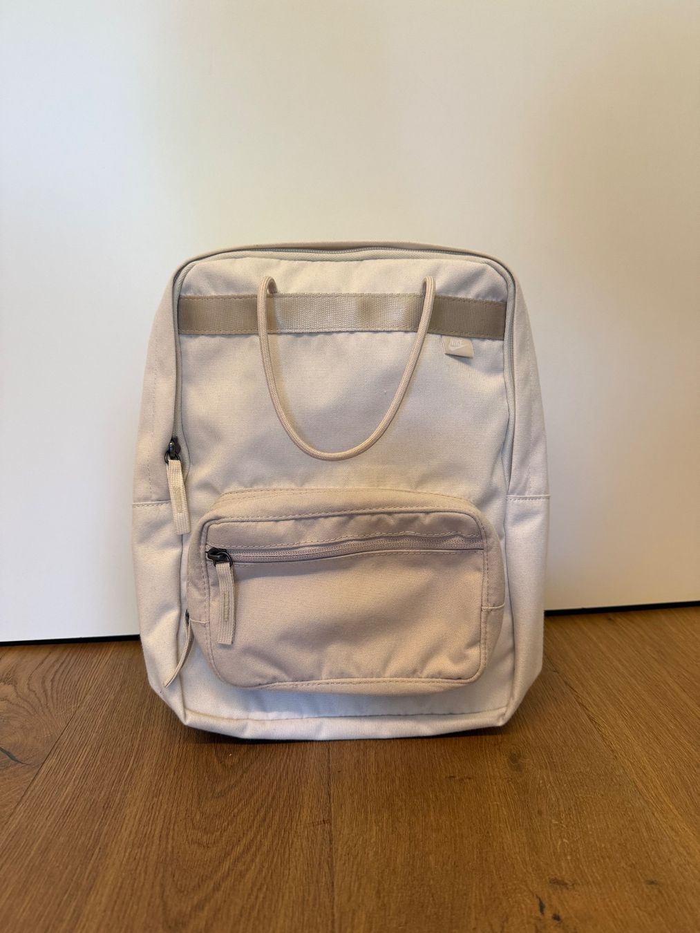 Nike Zaini: Nike Rucksack beige mit Fronttasche – Usato da Stäfa venduto da alyssa.bgl