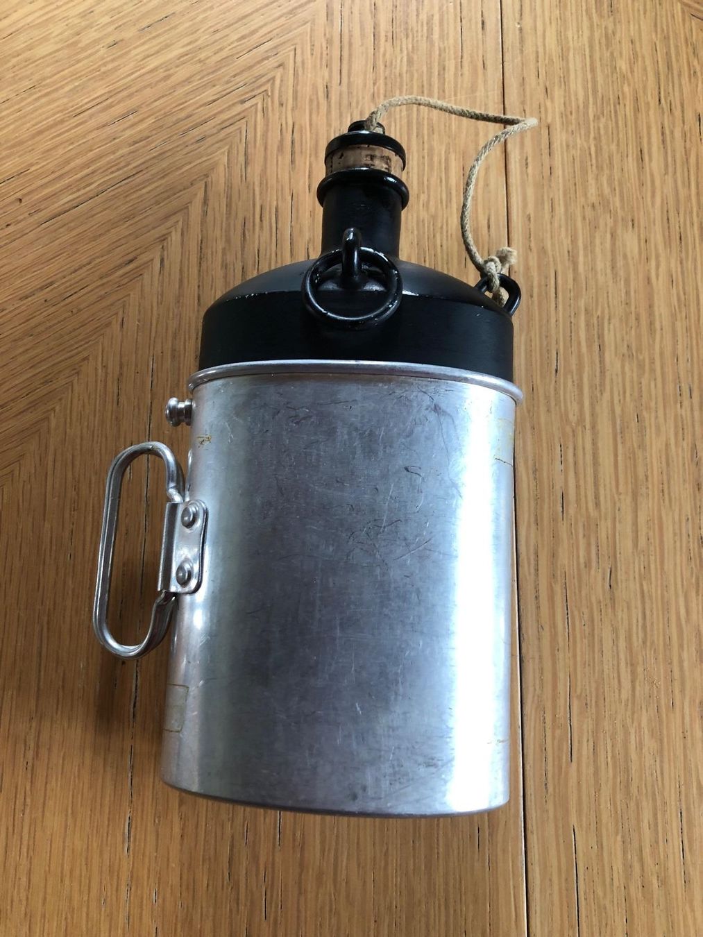 Schweizer Armee Attrezzatura & Pezzi di ricambio: Militär Feldflasche mit Trinkbecher Alu – Usato da Schübelbach venduto da Dolly990_2 2