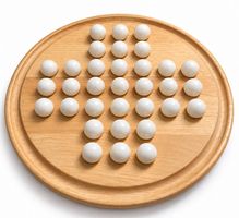 Solitaire Brettspiel aus Holz mit weissen Kugeln