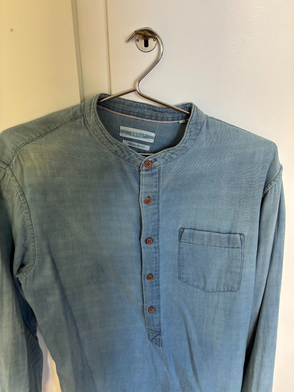 Camicie: Helles Celio Jeansemd mit Stehkragen – Usato da Bern venduto da l_schweizer14 1
